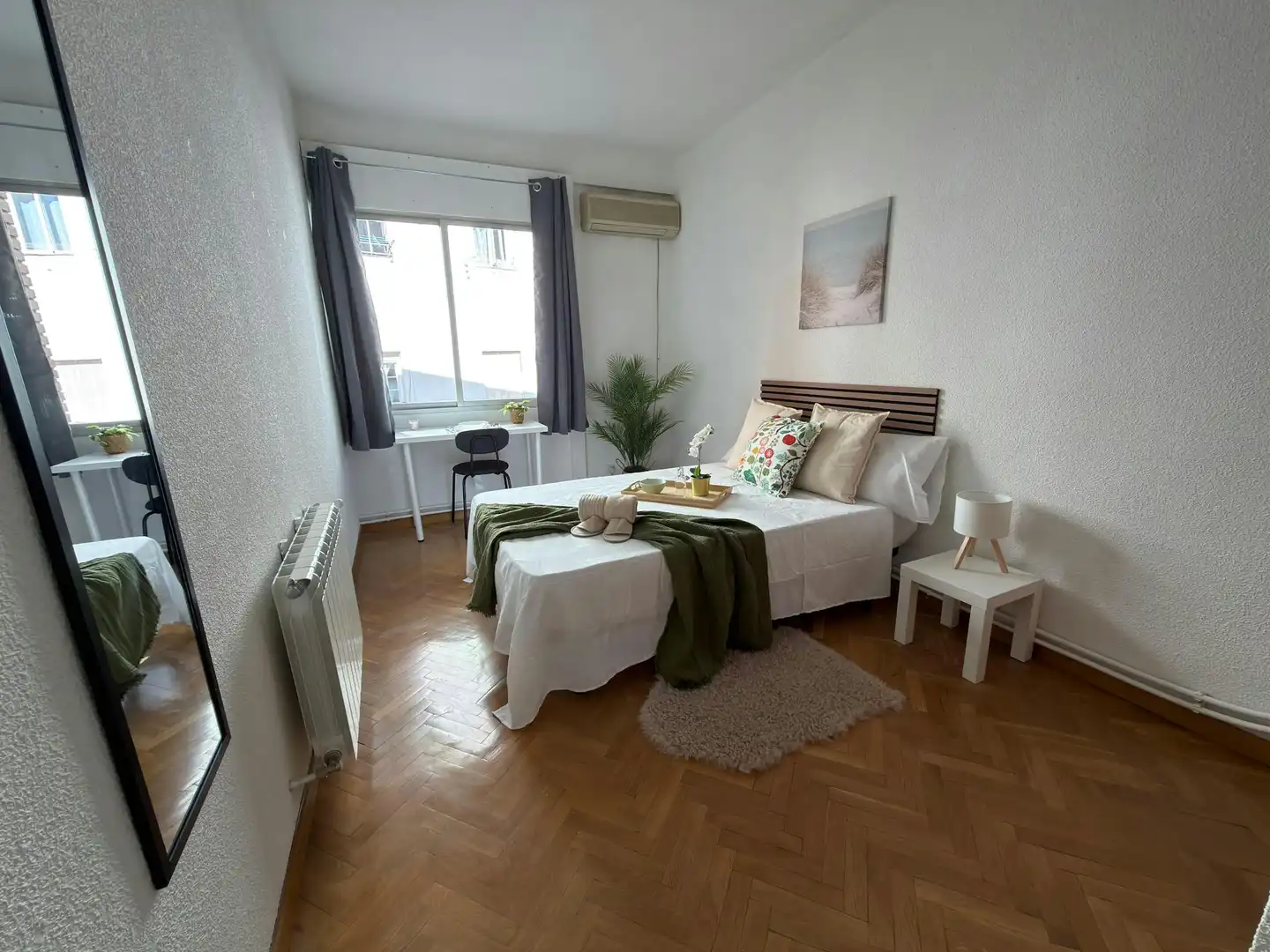 Bedroom of Flat for share in Madrid  with Air Conditioner, Heating and Washing machine