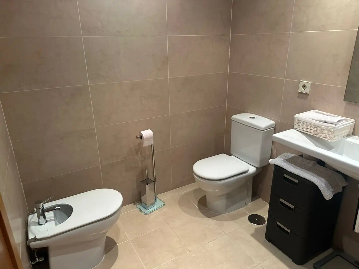 Baño de Apartamento de alquiler en Estepona con Aire acondicionado, Terraza y Piscina