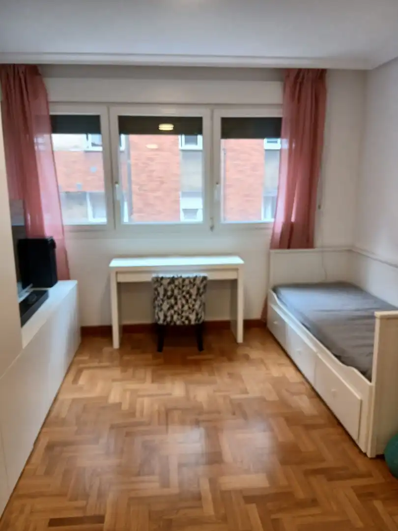 Schlafzimmer von Wohnung zur Miete in Gijón  mit Heizung und Parkett