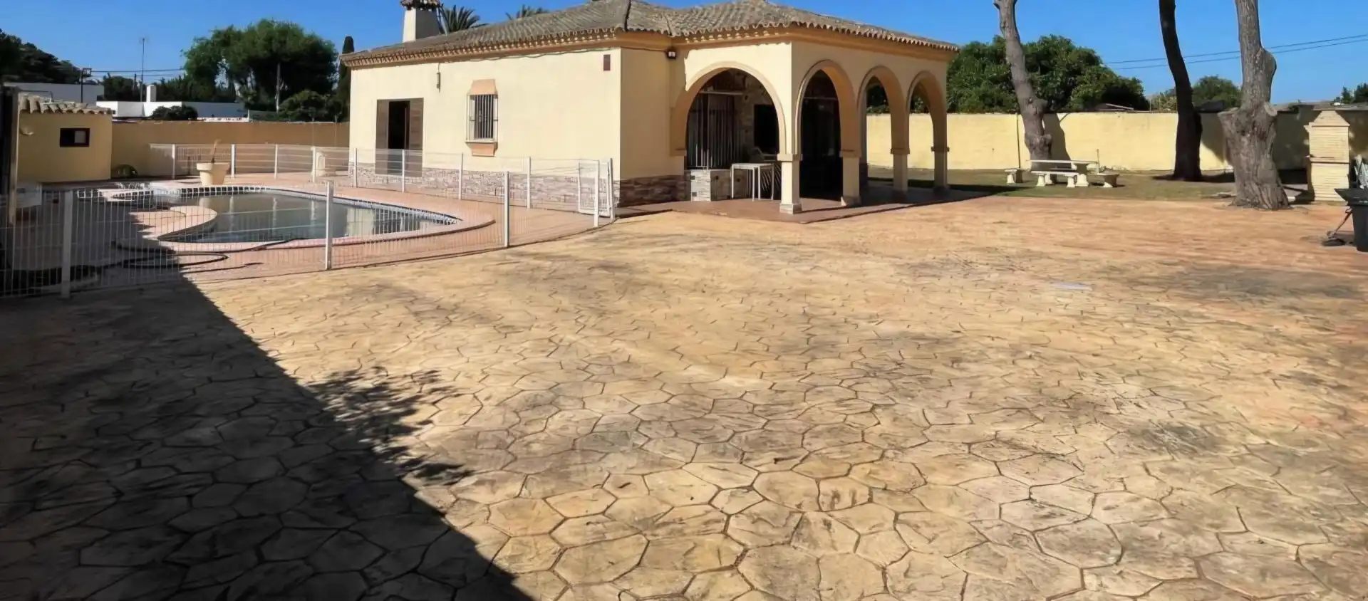 Vista exterior de Casa o xalet en venda en Chiclana de la Frontera amb Aire condicionat, Calefacció i Jardí privat