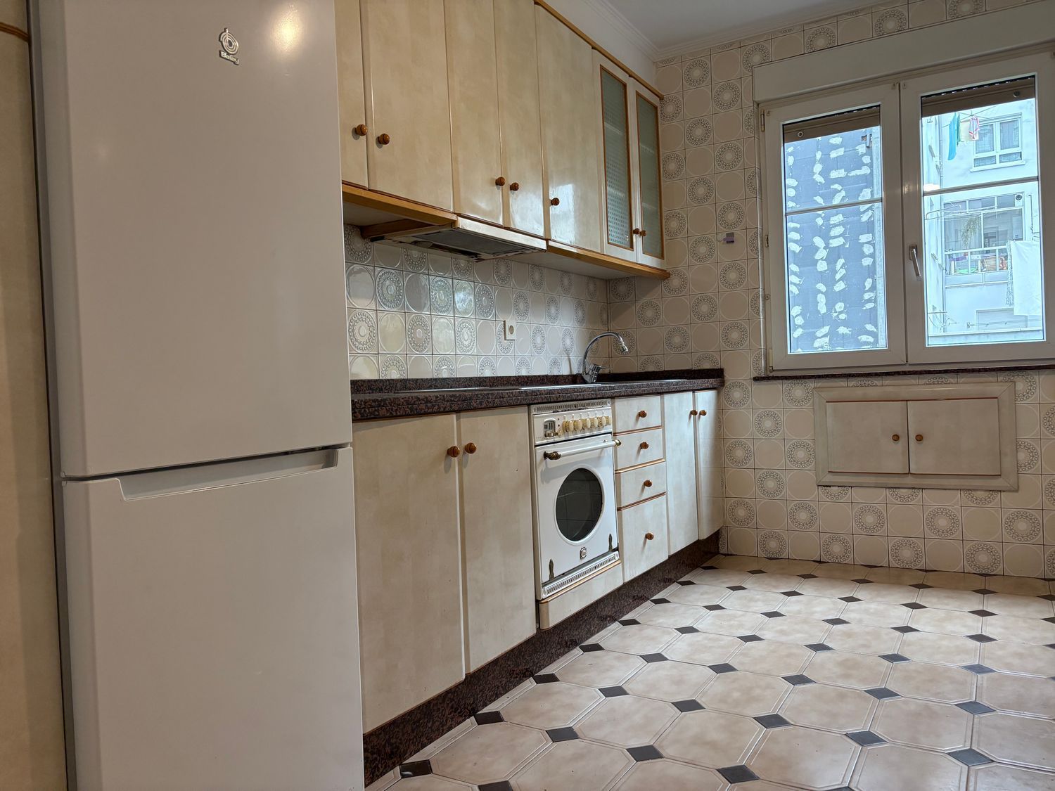 Cuina de Pis en venda en Gijón  amb Calefacció, Jardí privat i Traster