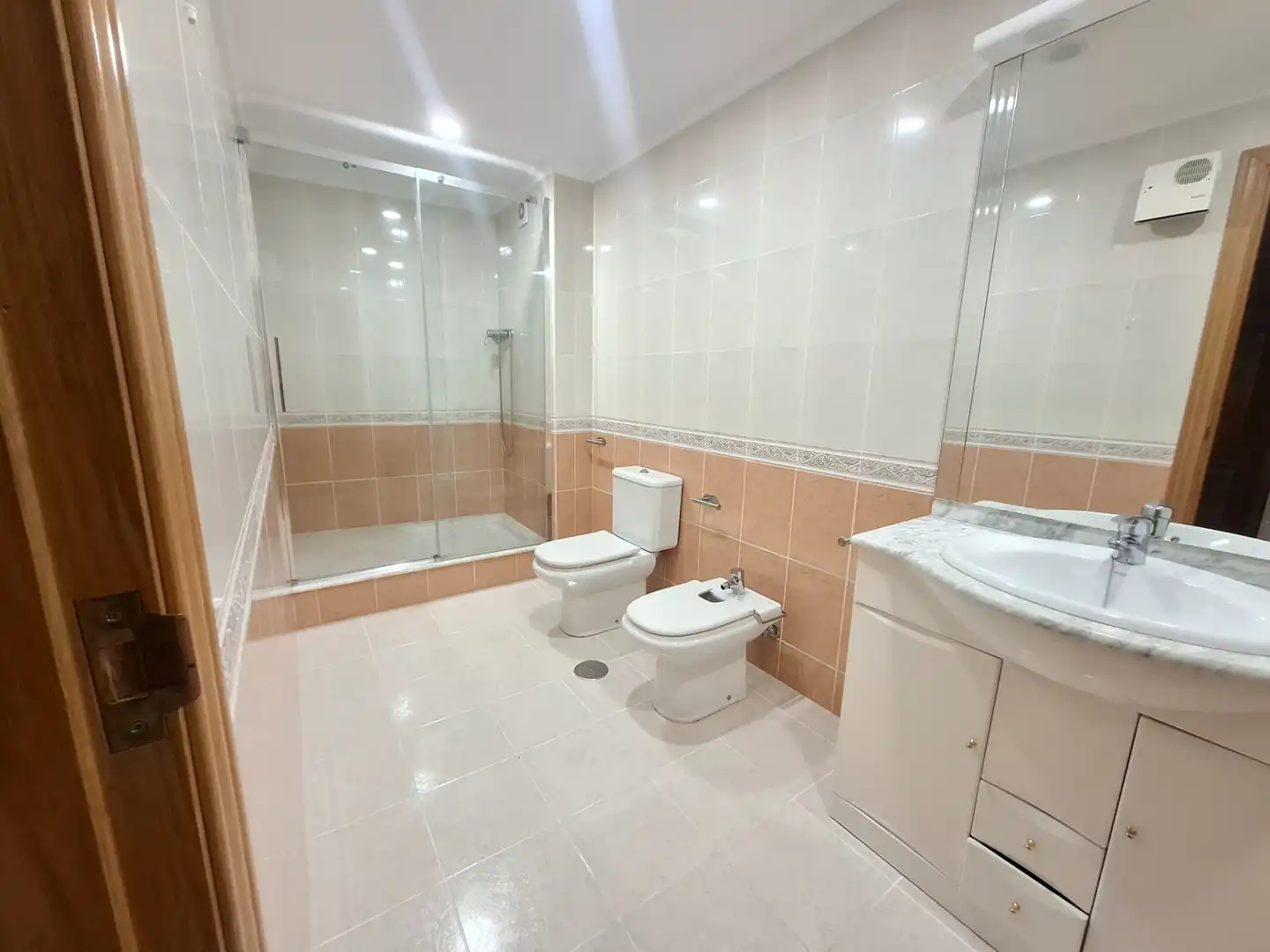 Badezimmer von Wohnung zum Verkauf in Viveiro mit Terrasse, Abstellraum und Balkon