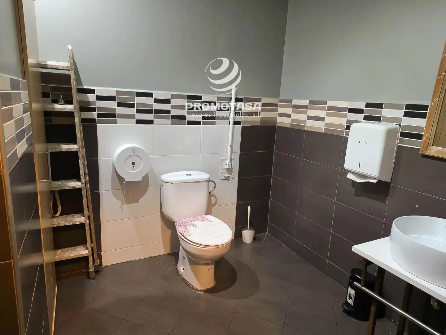 Business premises for transfer in  Urbanizaciones, imagen 5