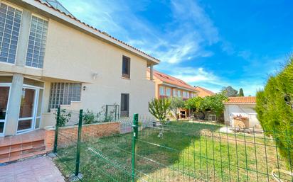 Vista exterior de Casa adosada en venda en María de Huerva amb Calefacció, Jardí privat i Terrassa