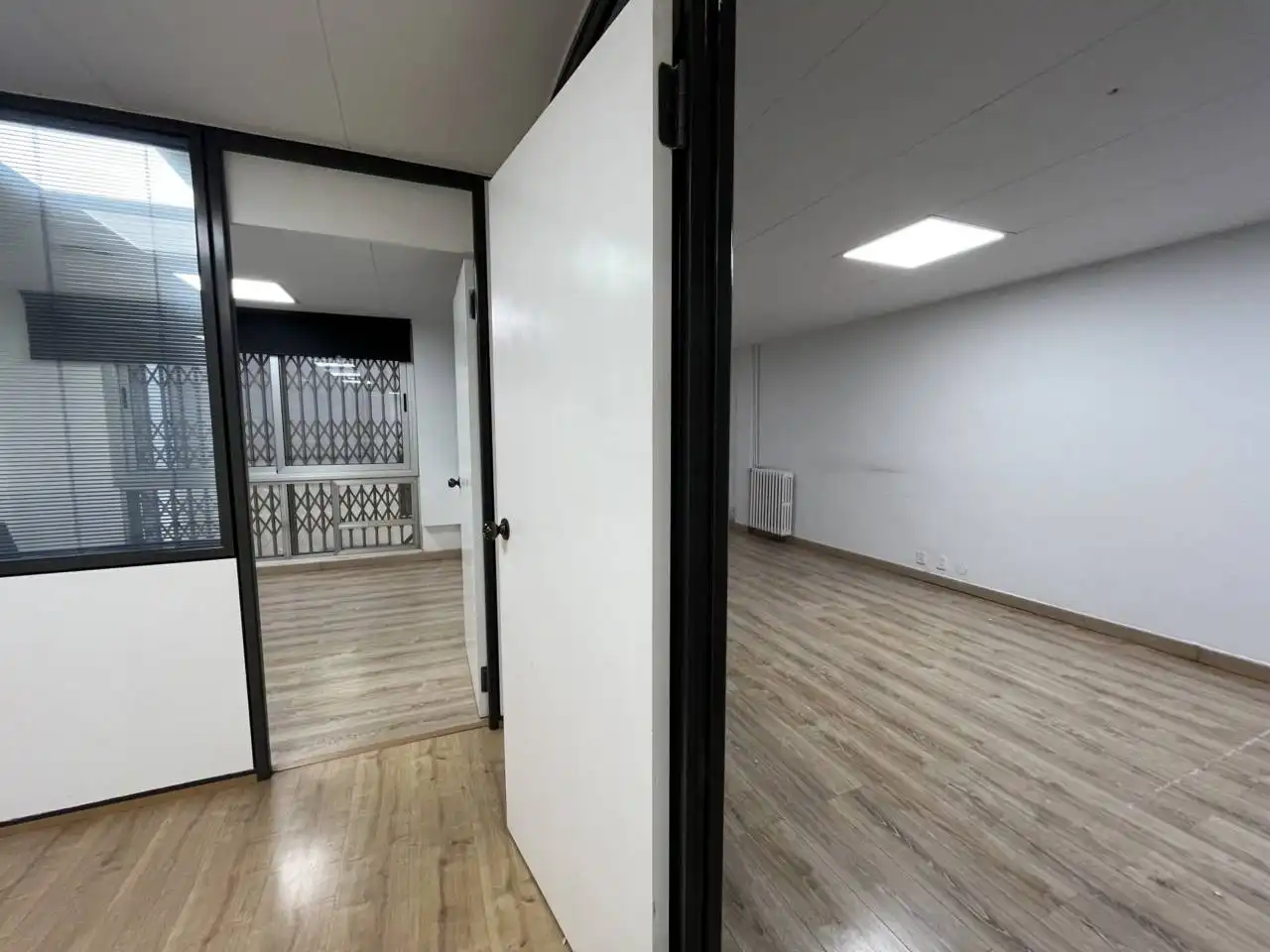 Büro zur Miete in Barcelona mit Klimaanlage, Heizung und Alarm