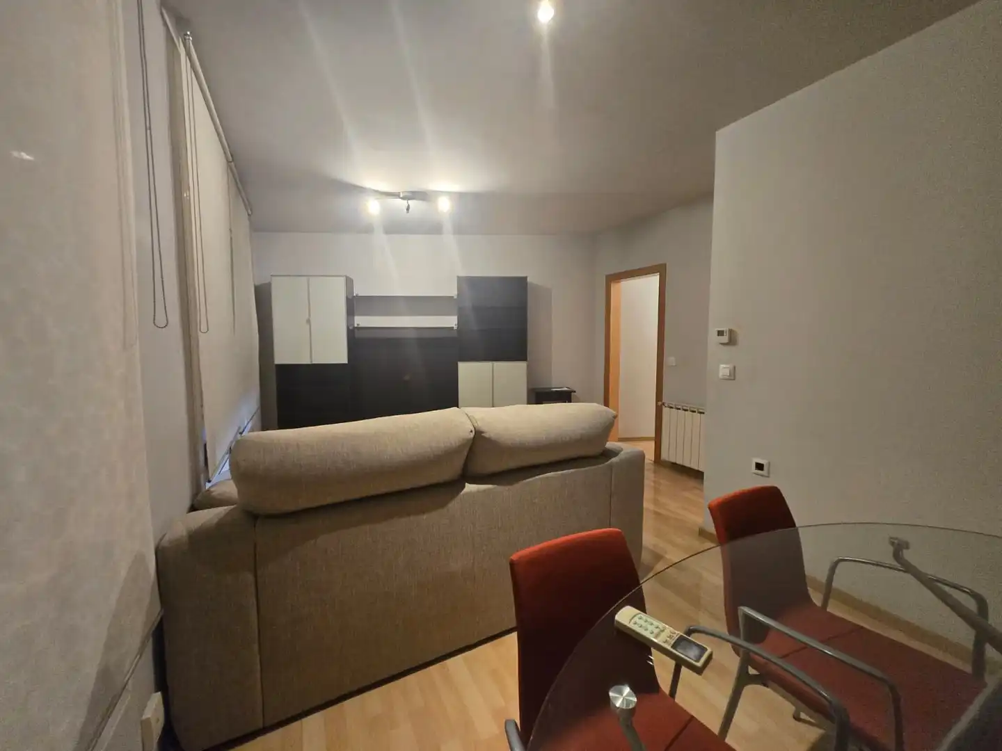 Sala d'estar de Pis en venda en L'Hospitalet de Llobregat amb Aire condicionat, Calefacció i Moblat