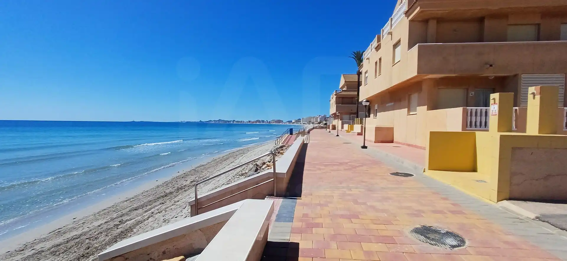 Vista exterior de Dúplex en venda en La Manga del Mar Menor amb Terrassa i Piscina