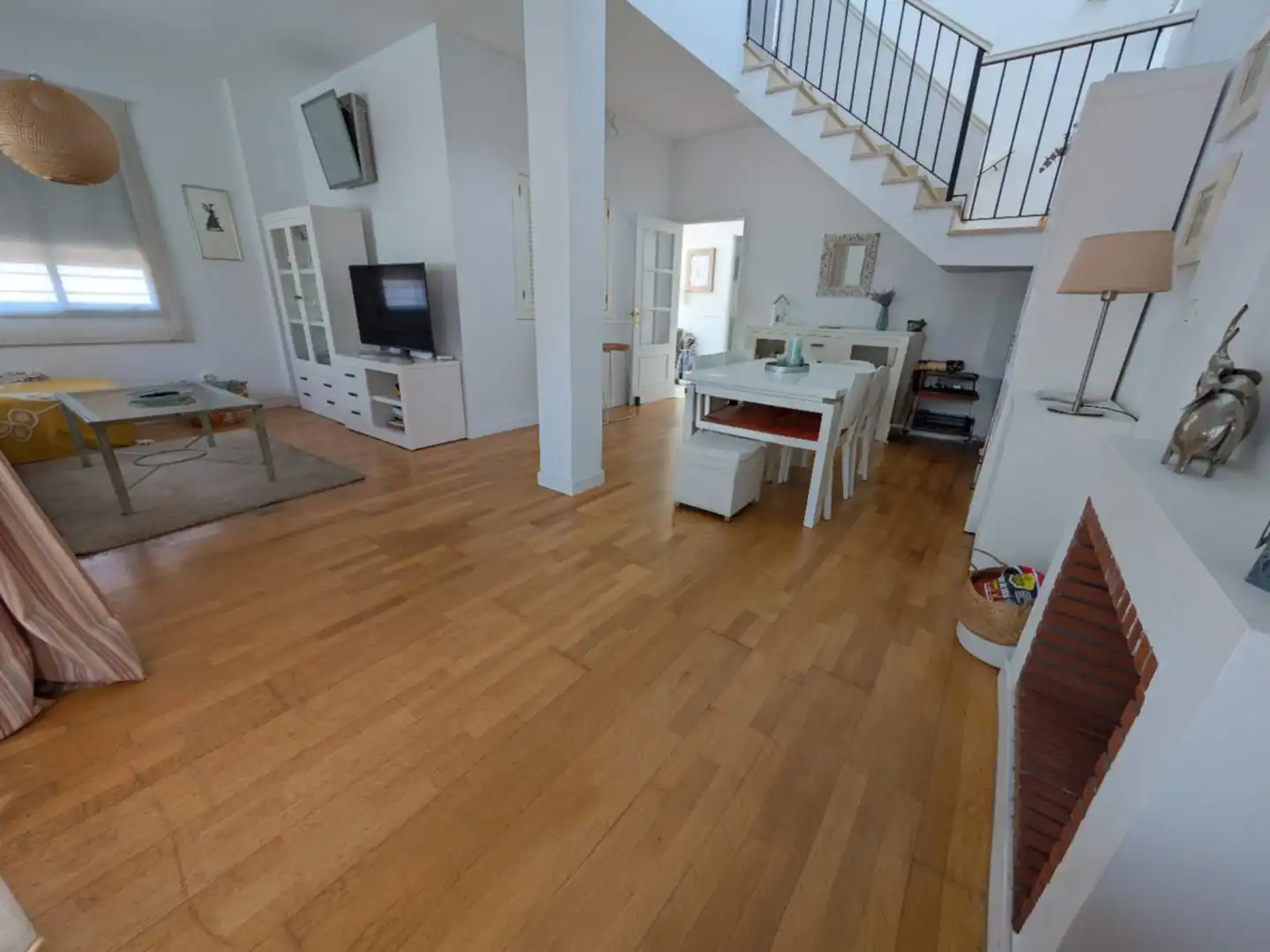 Sala d'estar de Casa o xalet en venda en Espartinas amb Aire condicionat, Terrassa i Piscina