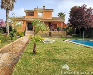 Vista exterior de Casa o xalet en venda en Linares amb Aire condicionat, Jardí privat i Terrassa