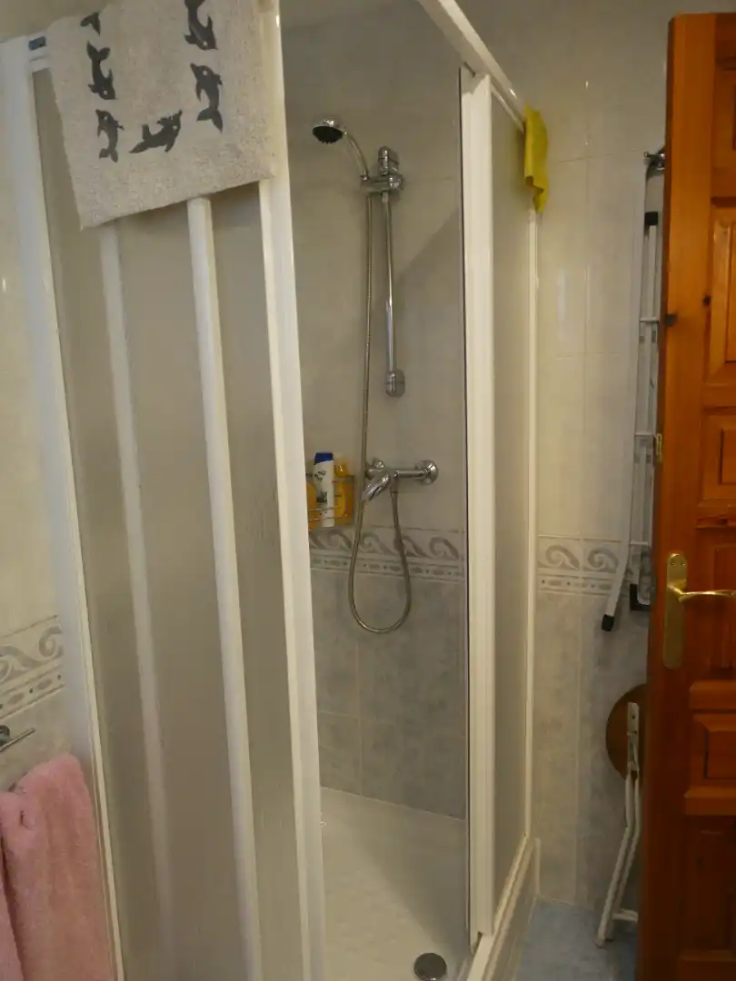 Badezimmer von Wohnungen zum Verkauf in Lloret de Mar mit Klimaanlage und Heizung
