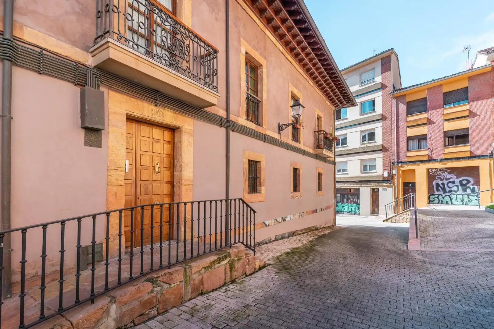 Vista exterior de Pis en venda en Oviedo  amb Calefacció, Moblat i Balcó