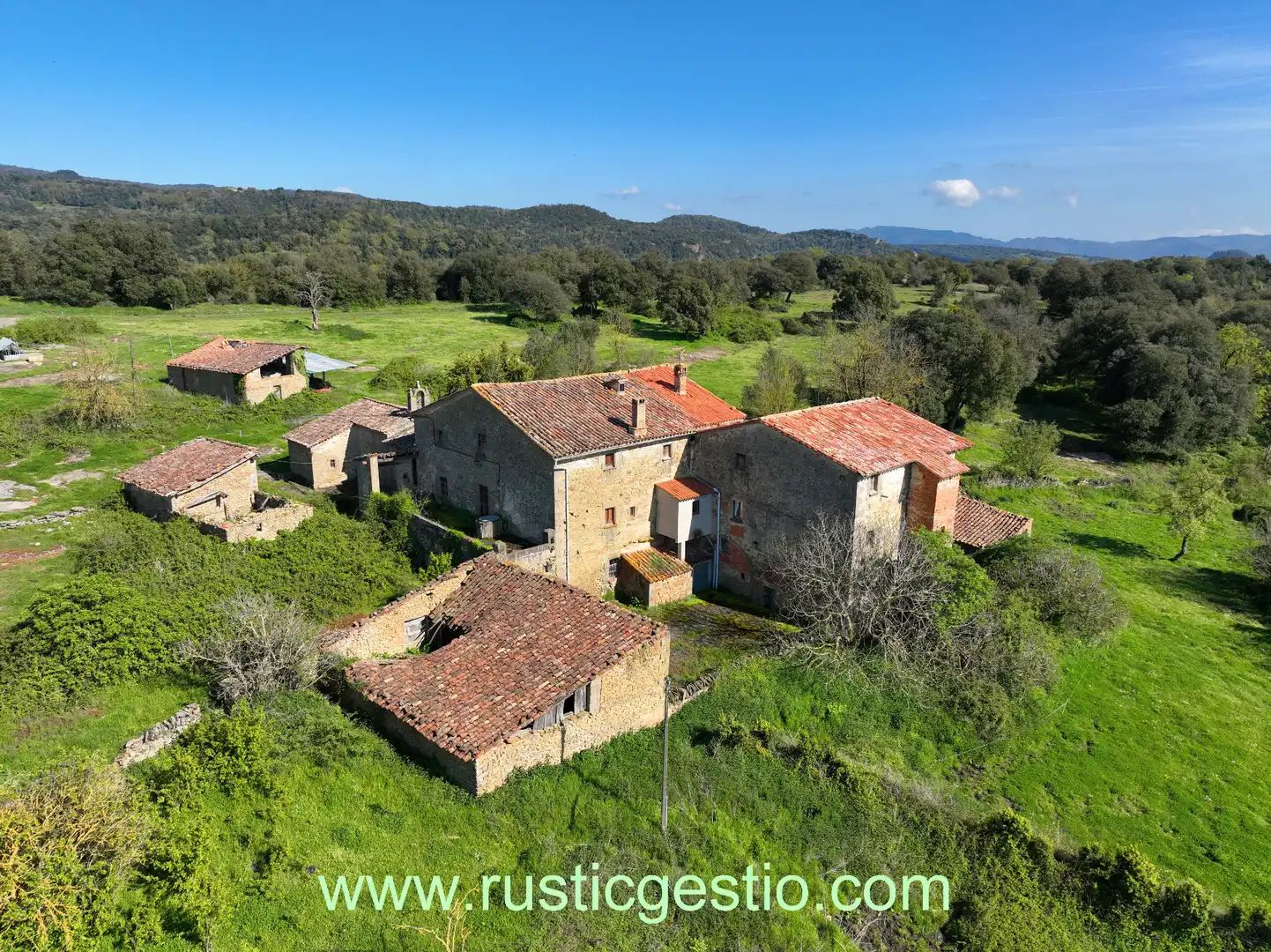 Vista exterior de Finca rústica en venda en L'Esquirol amb Jardí privat, Terrassa i Balcó