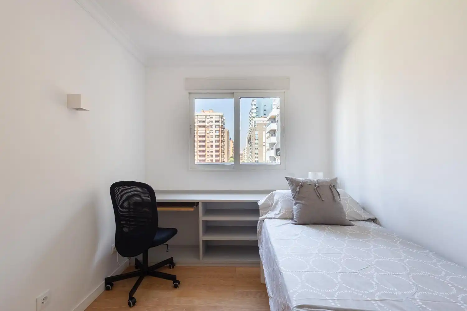 Bedroom of Flat for share in Valencia  with Air Conditioner, Heating and Balcony