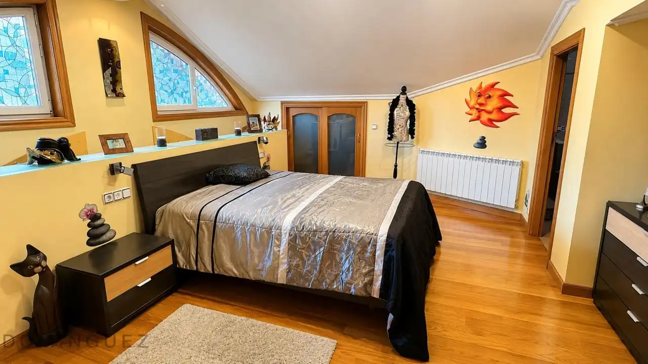 Habitación de Casa o chalet en venta en Vigo  con Calefacción, Jardín privado y Parquet