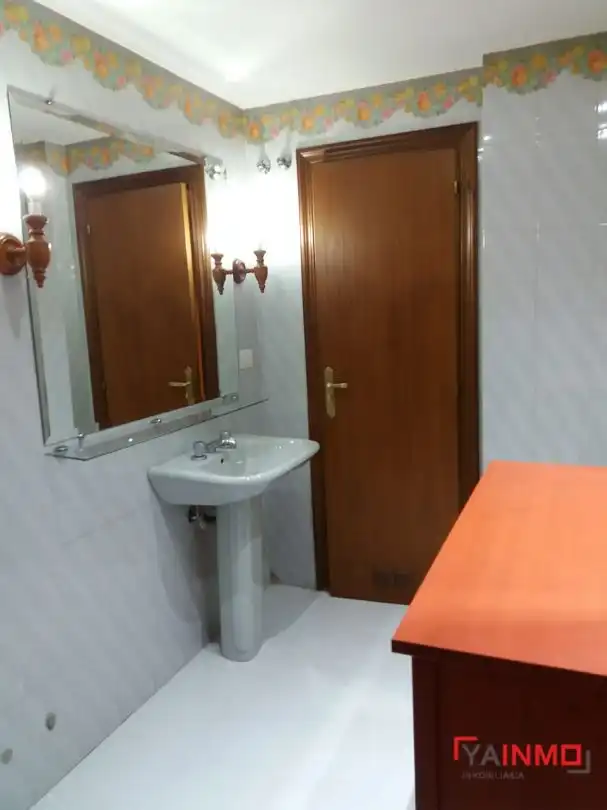 Bathroom of Flat for sale in Vitoria - Gasteiz  with Heating, Storage room and Furnished