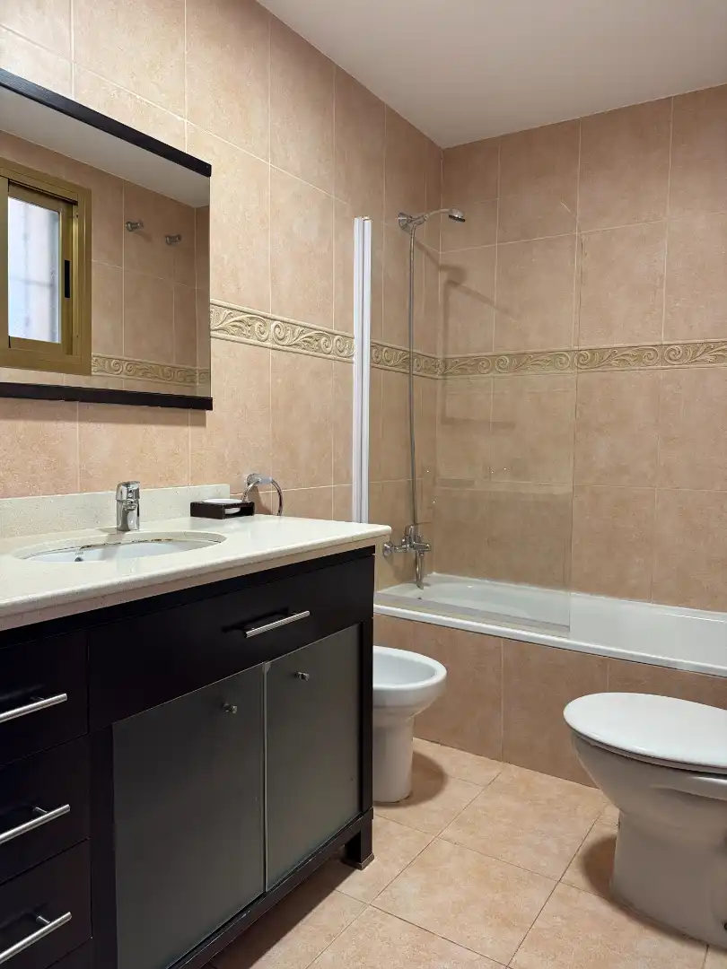 Baño de Piso de alquiler en Benalmádena con Aire acondicionado, Calefacción y Terraza