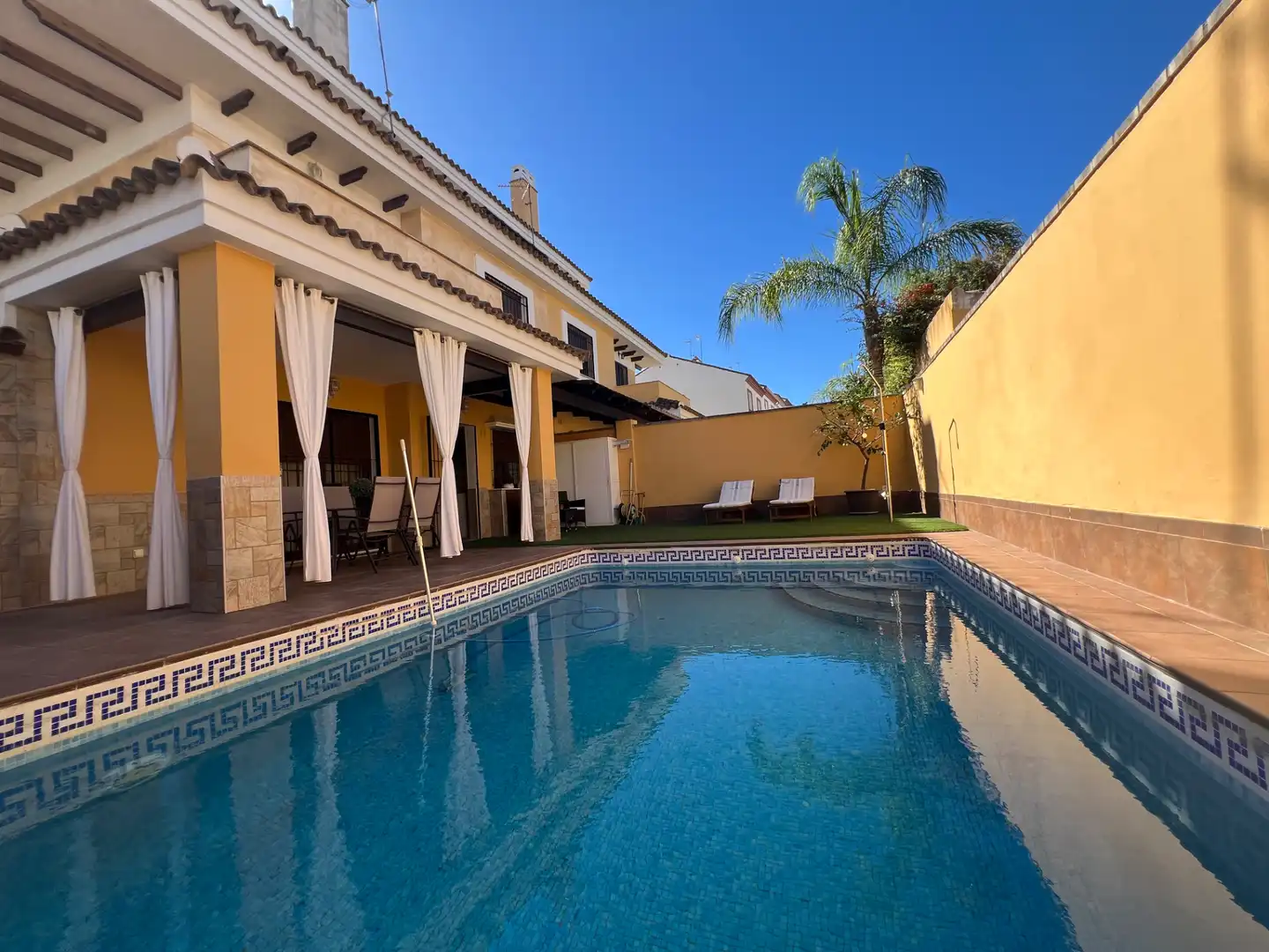 Piscina de Casa adosada en venda en Espartinas amb Aire condicionat, Calefacció i Jardí privat