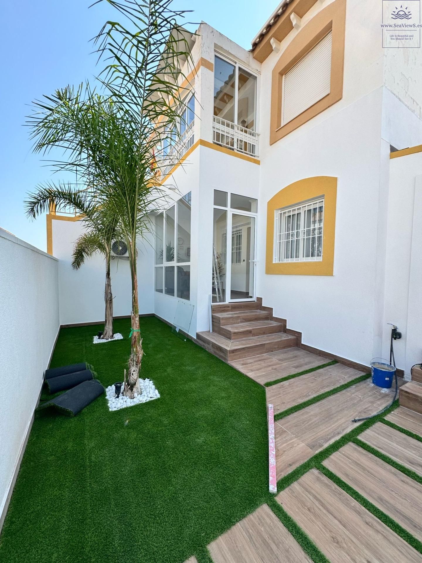 Terrace of House or chalet for sale in Torrevieja  with Air Conditioner, Heating and Private garden