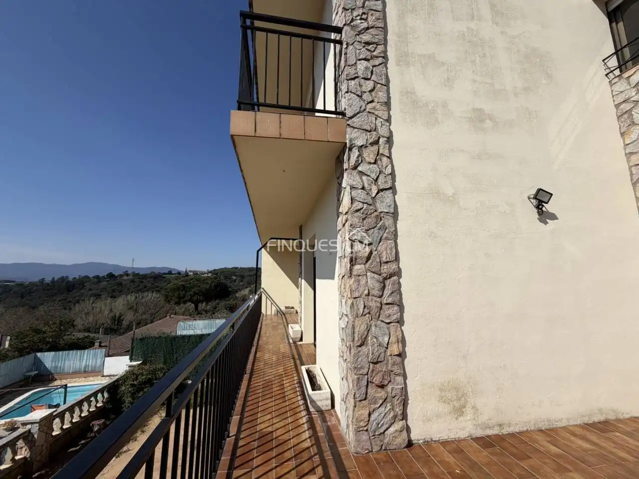 Vista exterior de Casa adosada en venda en Tordera amb Jardí privat, Terrassa i Piscina