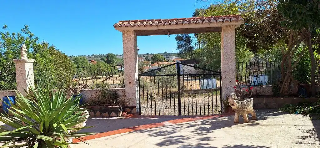 Vista exterior de Casa o xalet en venda en Navarrés amb Jardí privat, Terrassa i Piscina