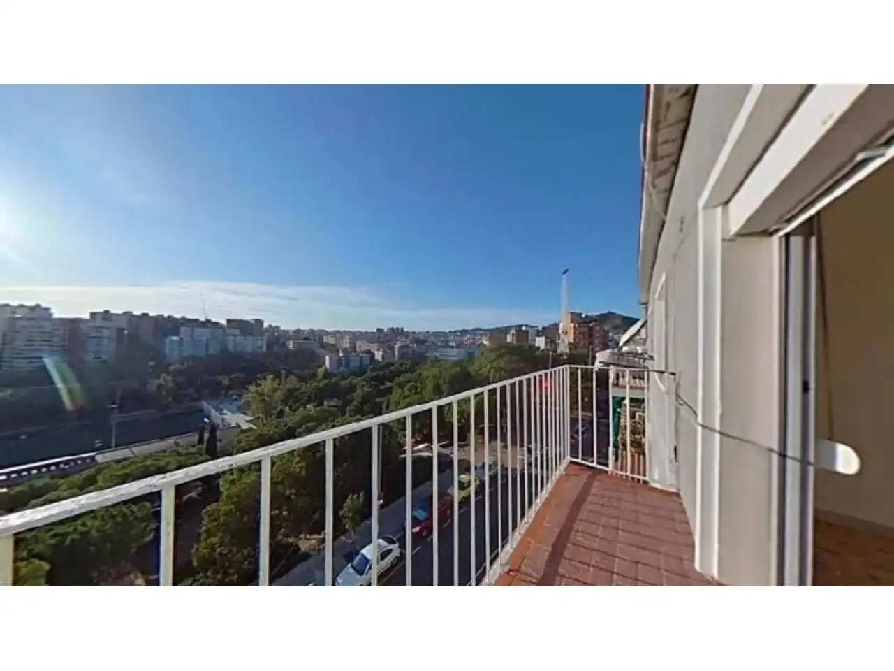 Vista exterior de Piso en venta en L'Hospitalet de Llobregat con Balcón