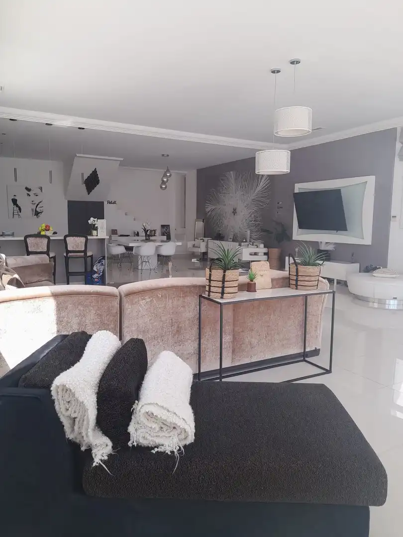 Sala d'estar de Casa o xalet en venda en Marbella amb Aire condicionat, Jardí privat i Terrassa