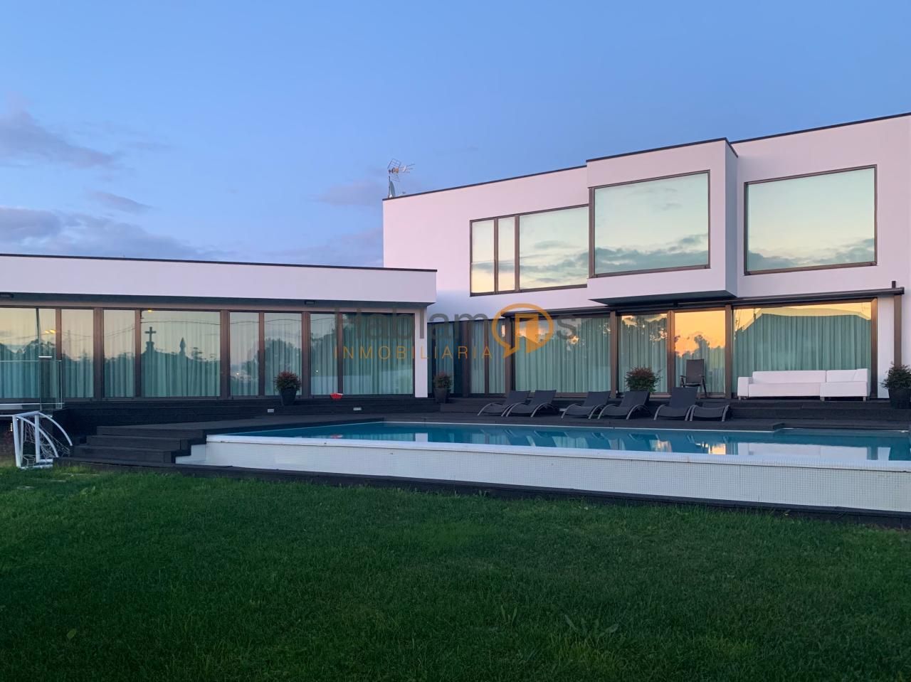 Vista exterior de Casa o xalet en venda en Cambados amb Calefacció, Jardí privat i Terrassa