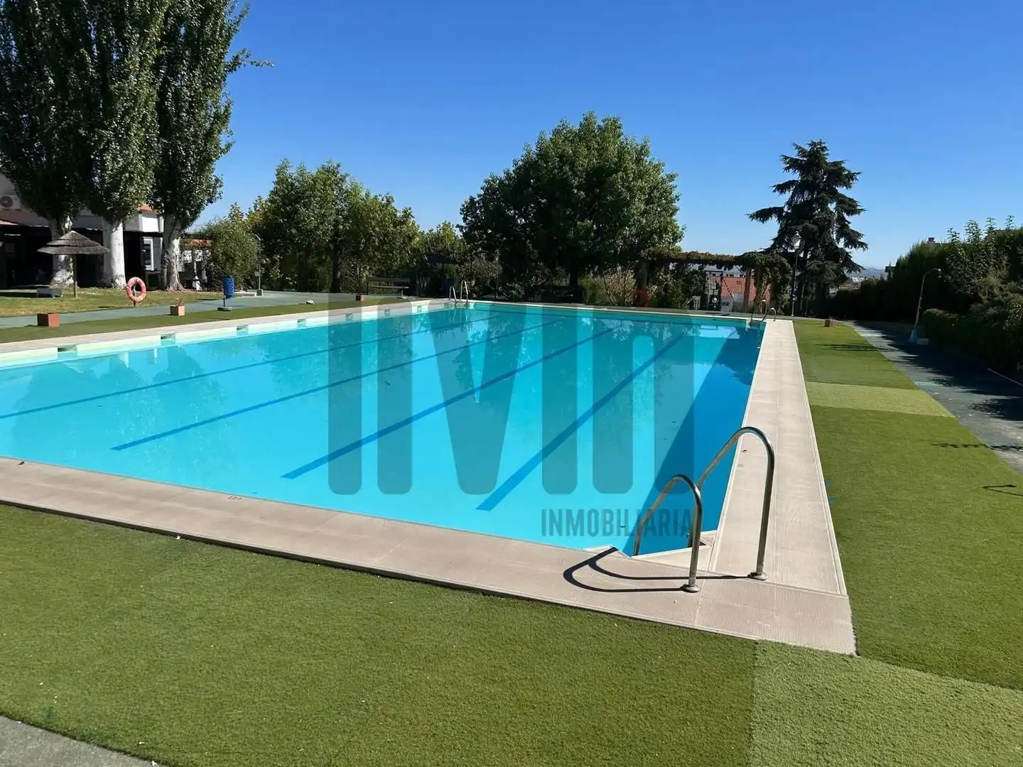 Piscina de Casa adosada en venda en Jaén amb Aire condicionat, Calefacció i Jardí privat