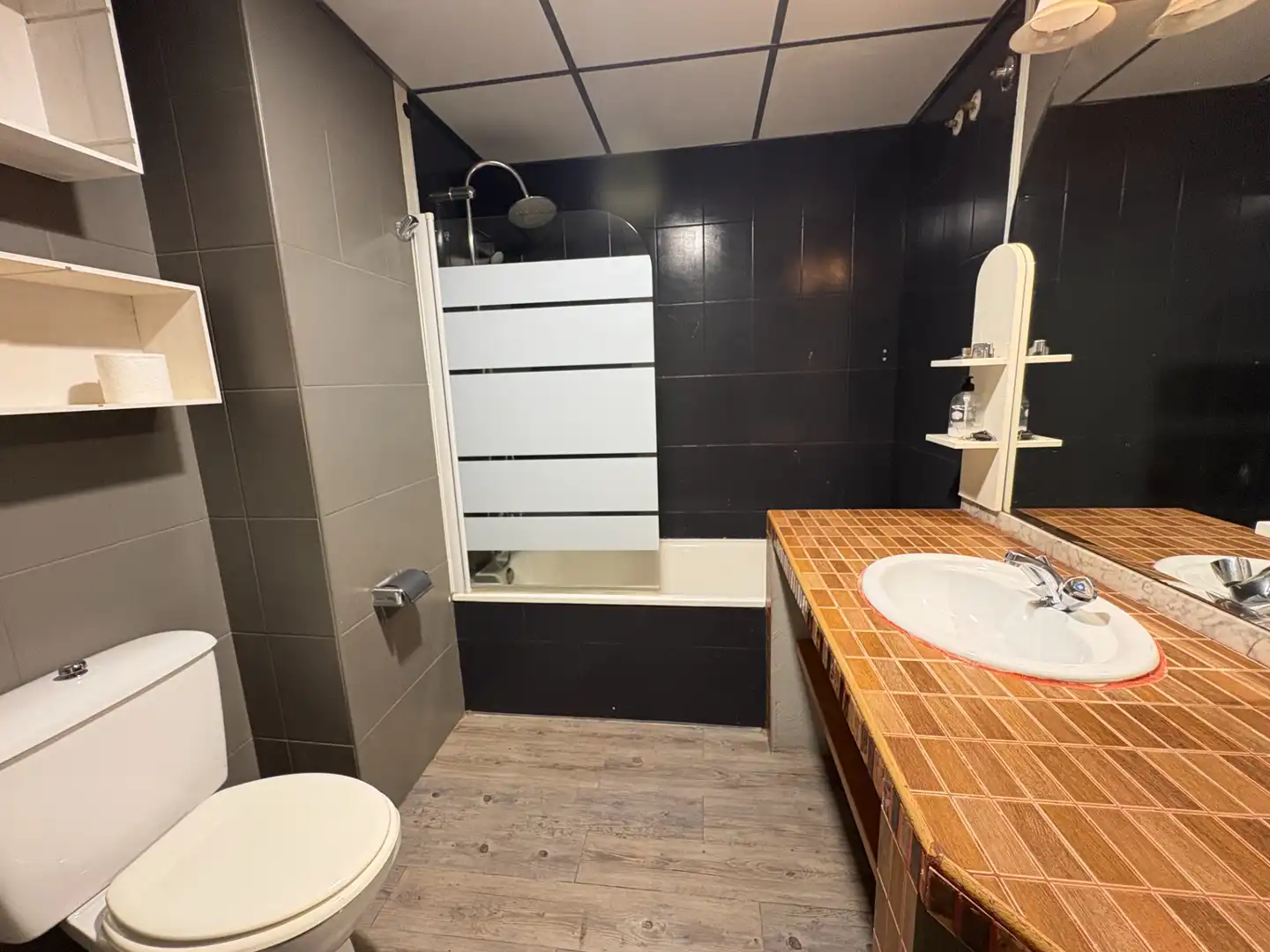 Bany de Apartament en venda en Roses amb Aire condicionat, Terrassa i Balcó