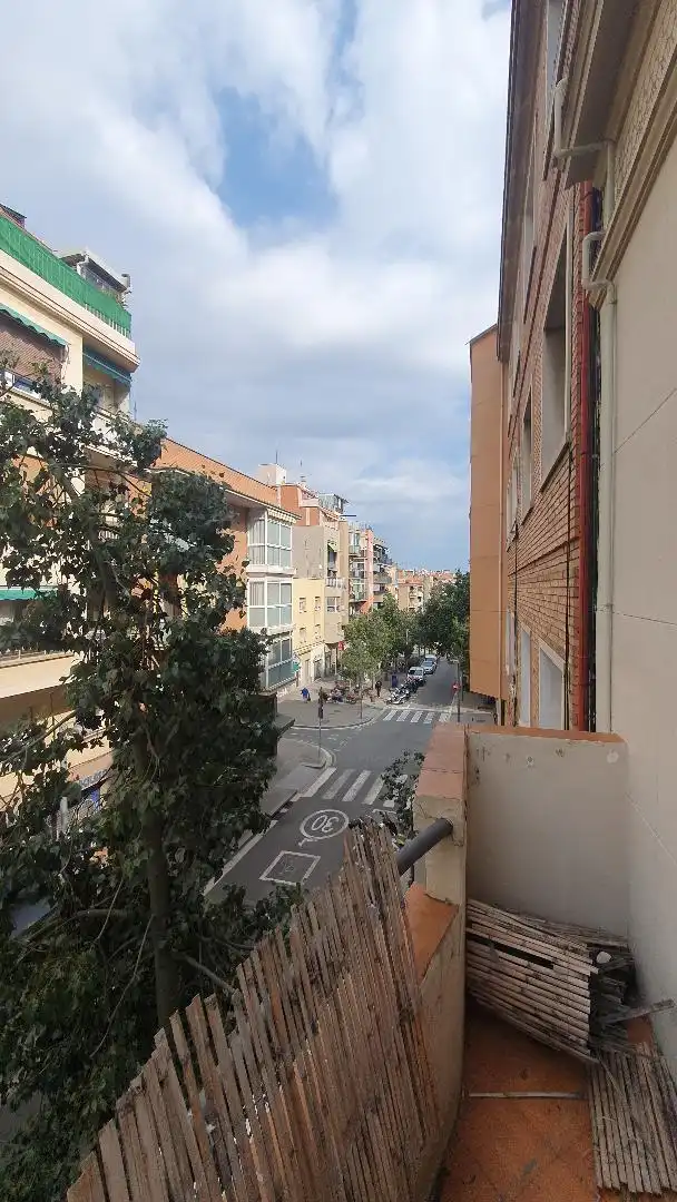 Vista exterior de Piso en venta en Barcelona con Calefacción, Parquet y Terraza