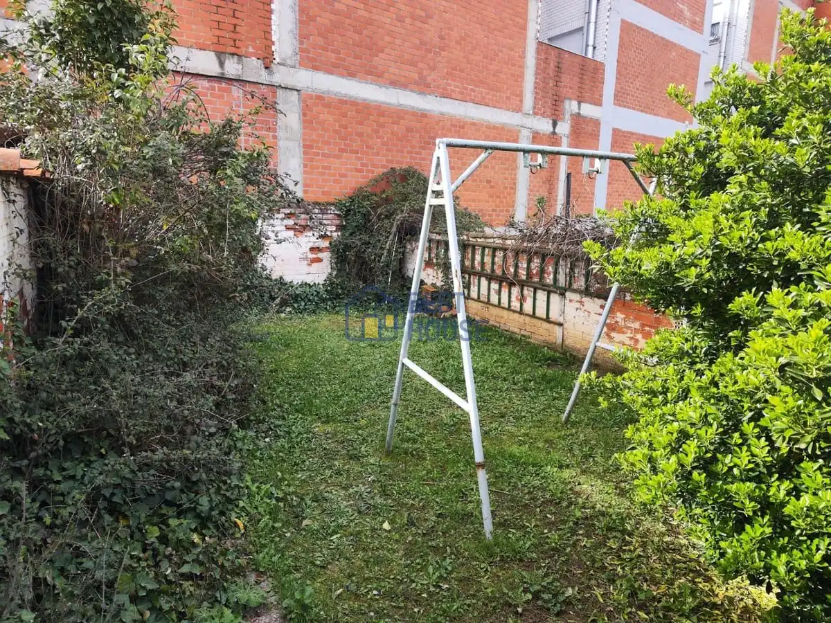 Jardí de Casa o xalet en venda en León Capital  amb Calefacció, Jardí privat i Parquet
