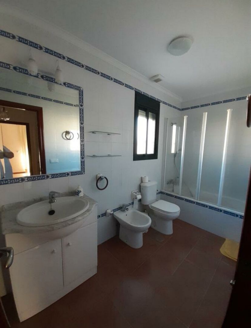 Bany de Casa adosada de lloguer en El Rompido amb Aire condicionat, Terrassa i Moblat