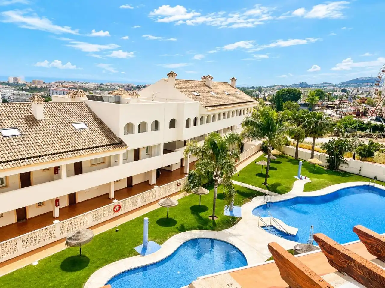Vista exterior de Dúplex en venda en Benalmádena amb Aire condicionat, Terrassa i Piscina comunitària