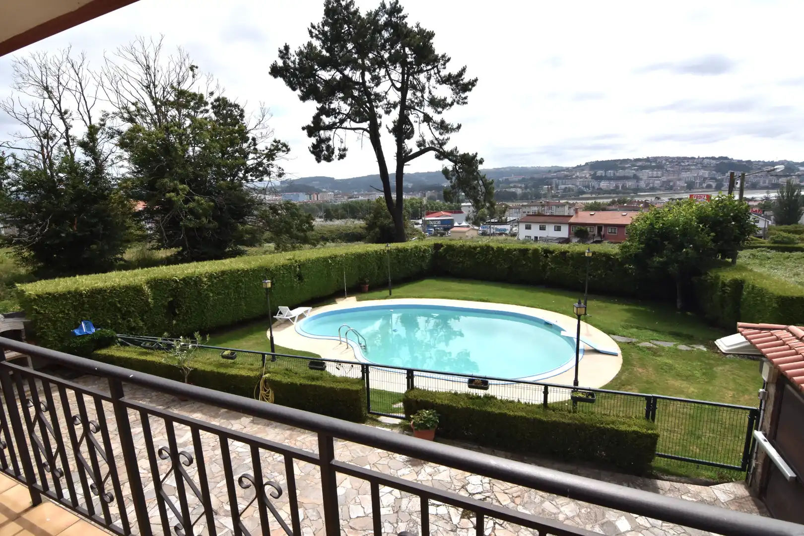 Piscina de Casa o chalet en venta en Oleiros con Calefacción, Jardín privado y Parquet