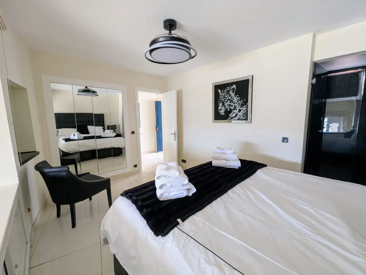 Habitación de Ático en venta en Marbella con Aire acondicionado, Amueblado y Piscina comunitaria