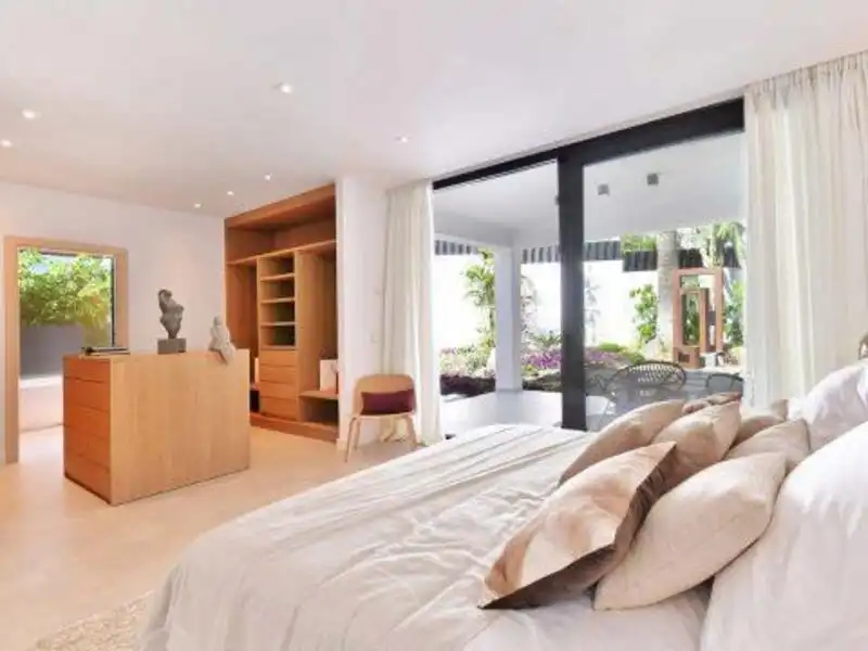 Dormitori de Casa o xalet de lloguer en Marbella amb Aire condicionat, Jardí privat i Terrassa