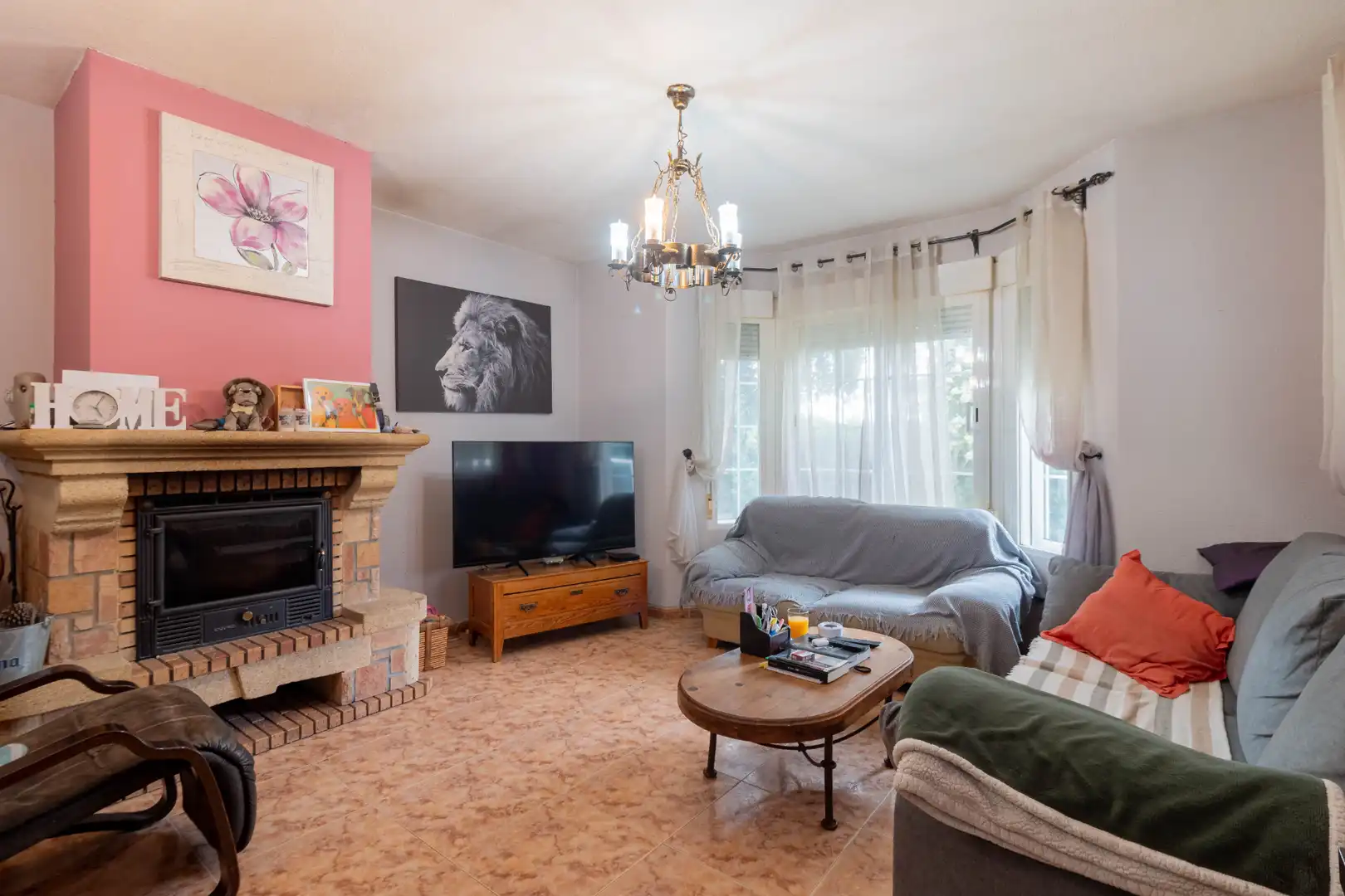 Sala de estar de Casa o chalet en venta en Nuevo Baztán con Aire acondicionado, Calefacción y Jardín privado