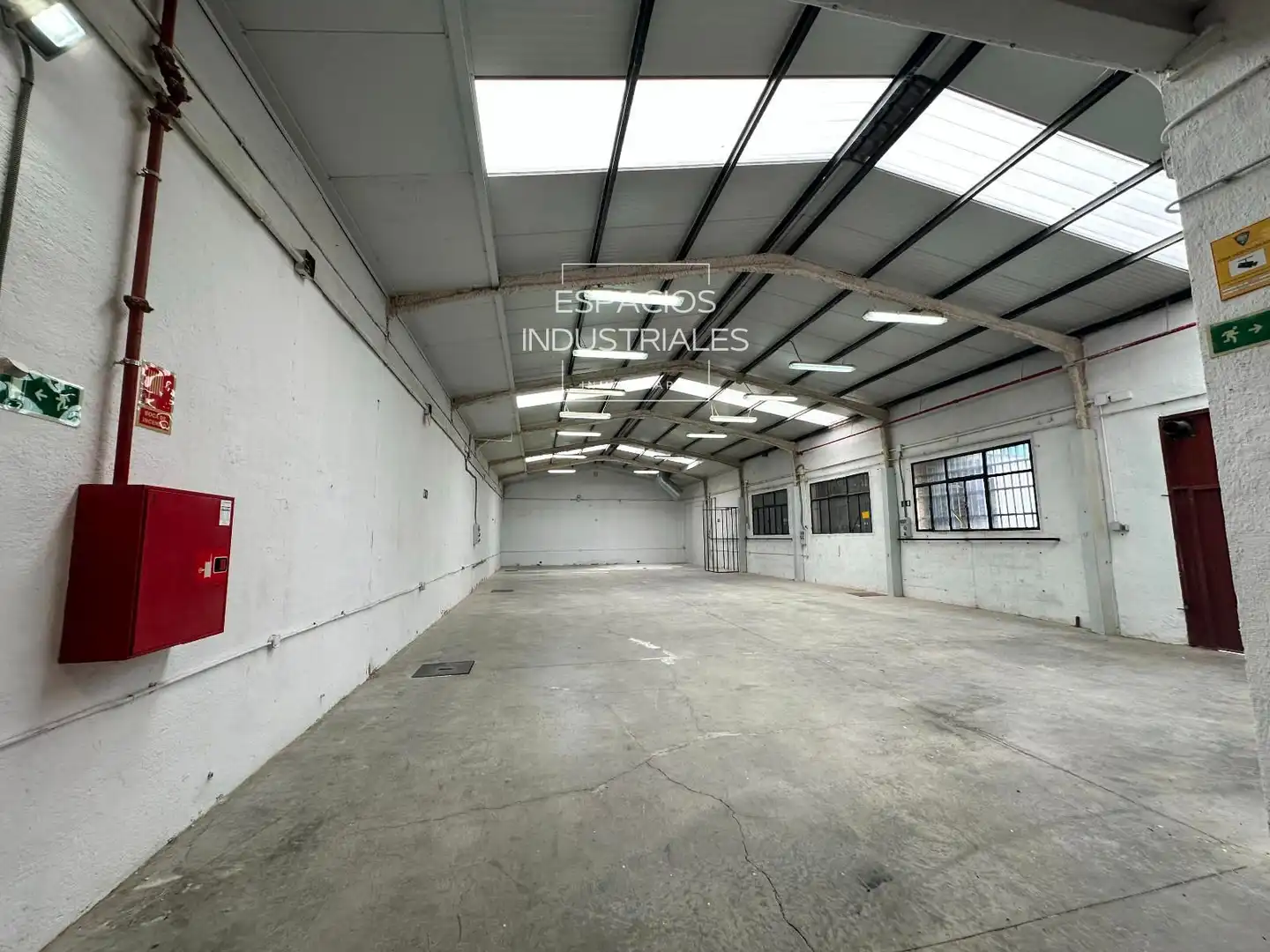 Fabrikhallen zur Miete in Oviedo, Zona Industrial