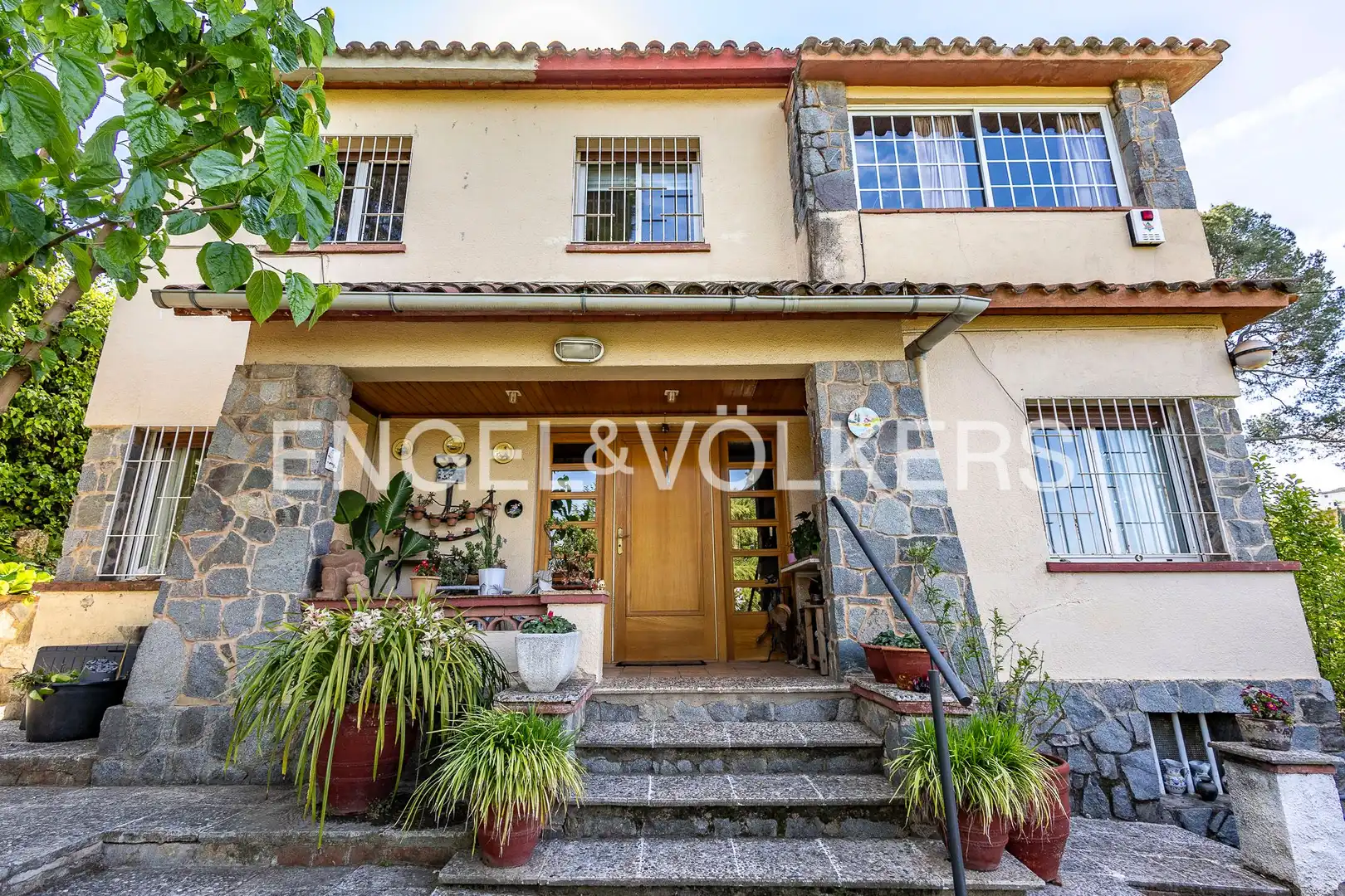 Vista exterior de Casa o xalet en venda en Sant Cugat del Vallès amb Calefacció, Jardí privat i Parquet