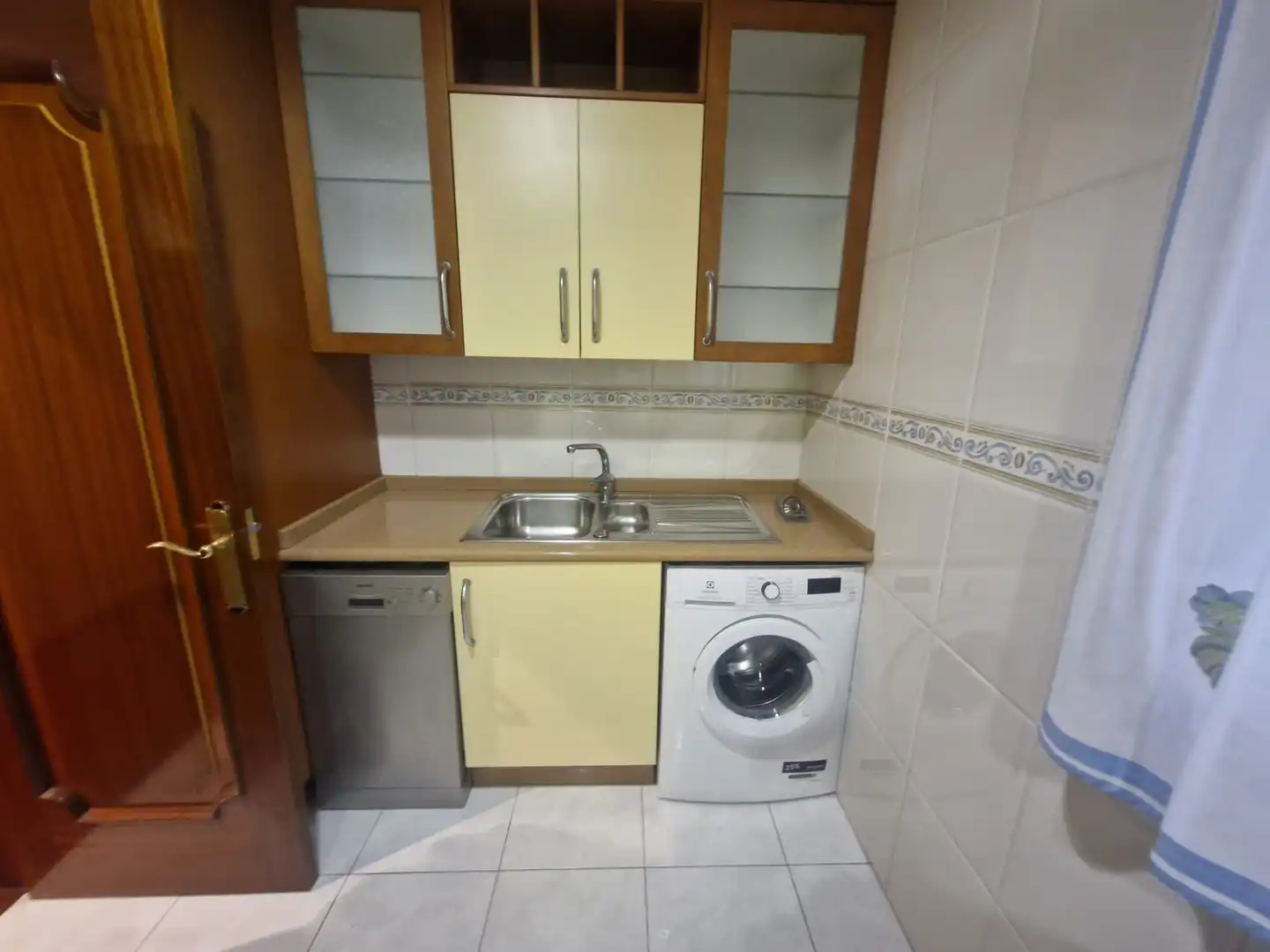 Cuina de Apartament de lloguer en Ourense Capital  amb Calefacció, Parquet i Moblat