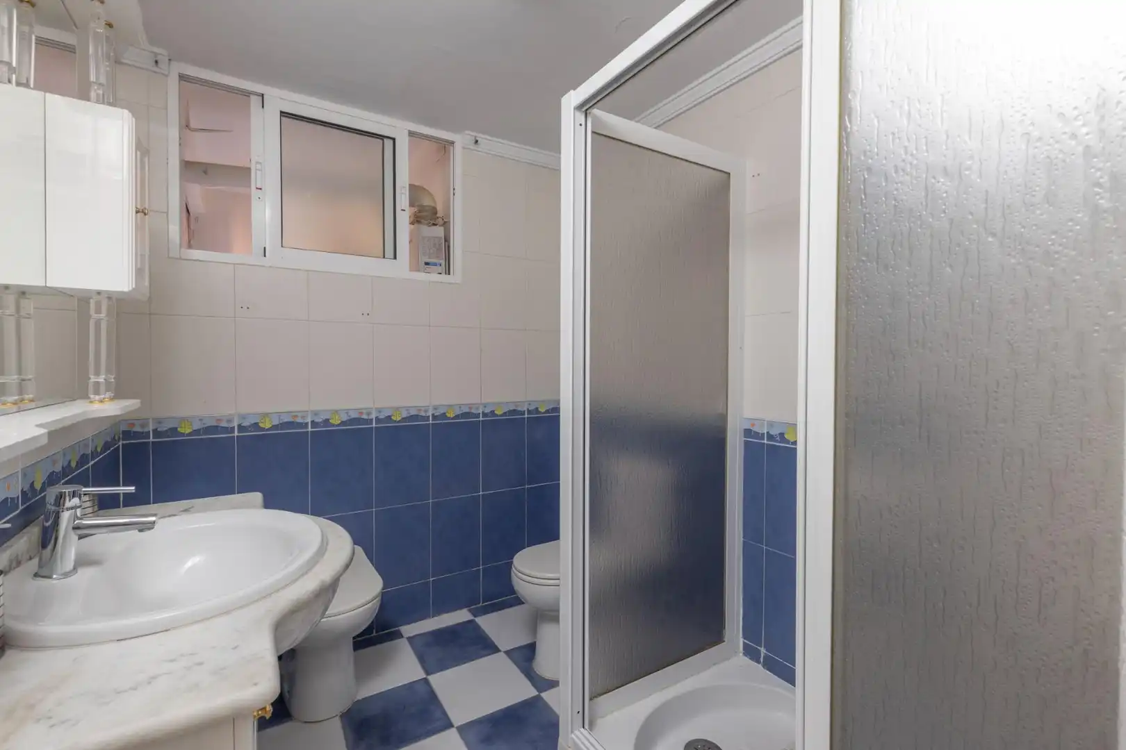 Bathroom of Flat for sale in Granada  with Air Conditioner and Terrace
