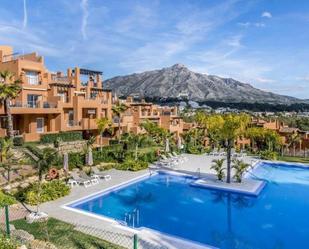 Vista exterior de Àtic de lloguer en Marbella amb Aire condicionat, Terrassa i Piscina