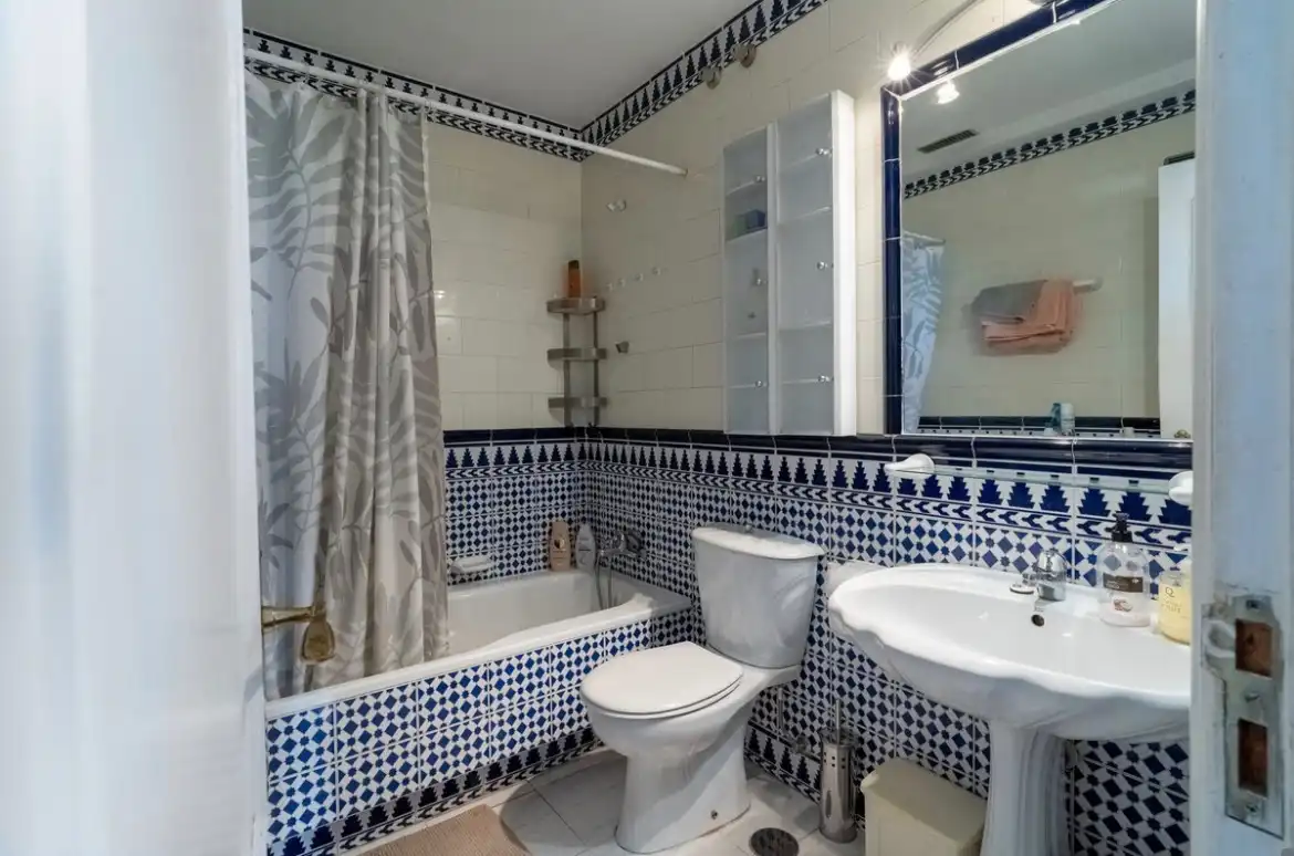 Baño de Piso en venta en Benalmádena con Aire acondicionado, Terraza y Amueblado