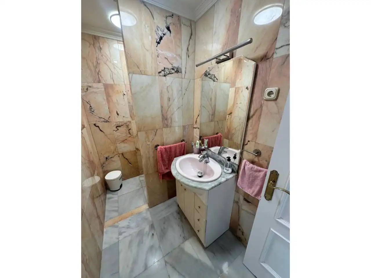 Bany de Casa o xalet de lloguer en Marbella amb Jardí privat, Terrassa i Piscina