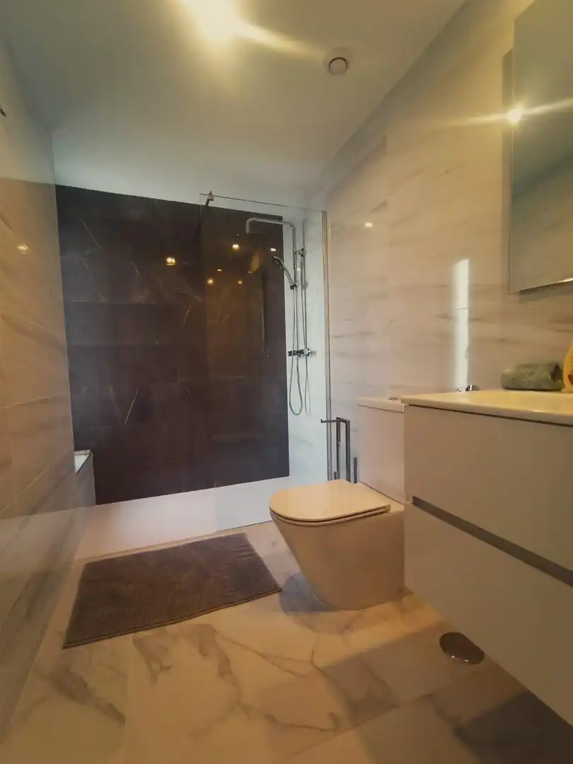 Badezimmer von Wohnungen zur Miete in Torrevieja mit Klimaanlage, Privatgarten und Terrasse