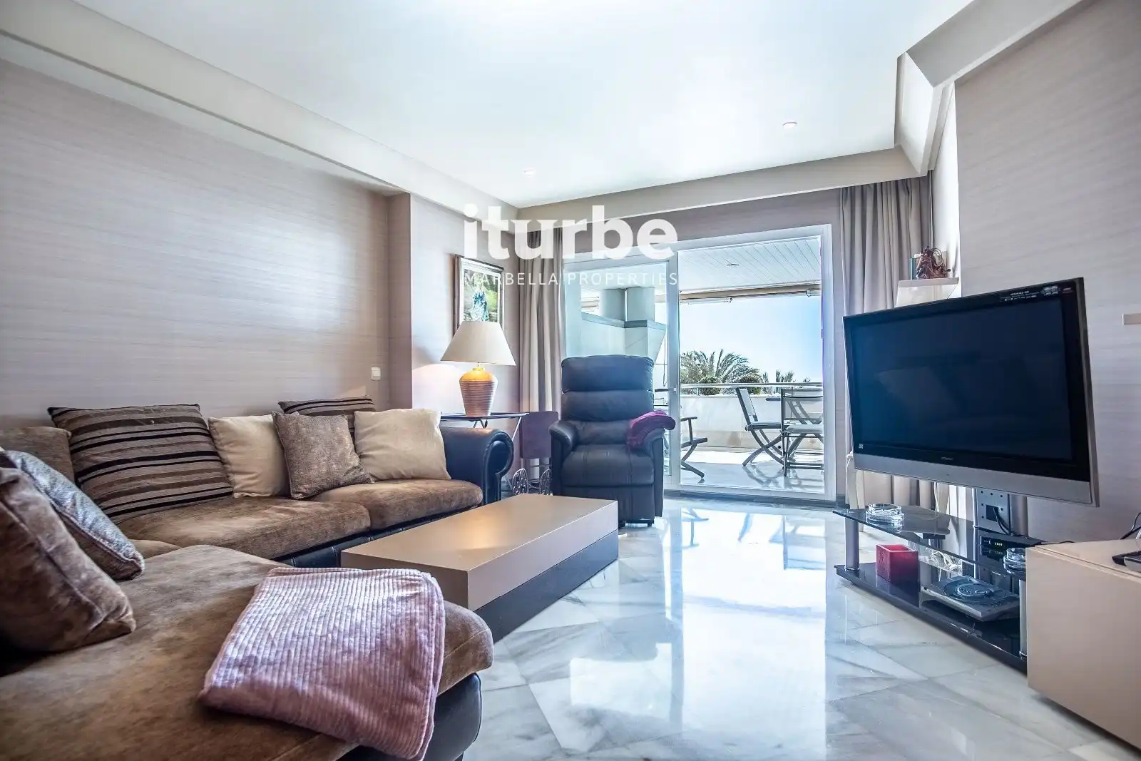 Living room of Flat for rent in Marbella  with Air Conditioner, Terrace and Swimming Pool