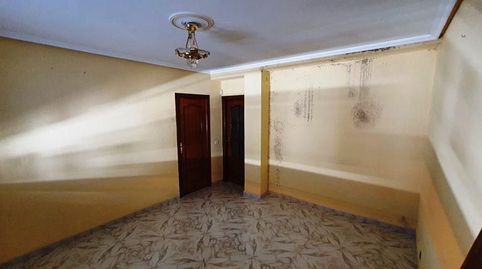 piso de cuatro habitaciones y un baño