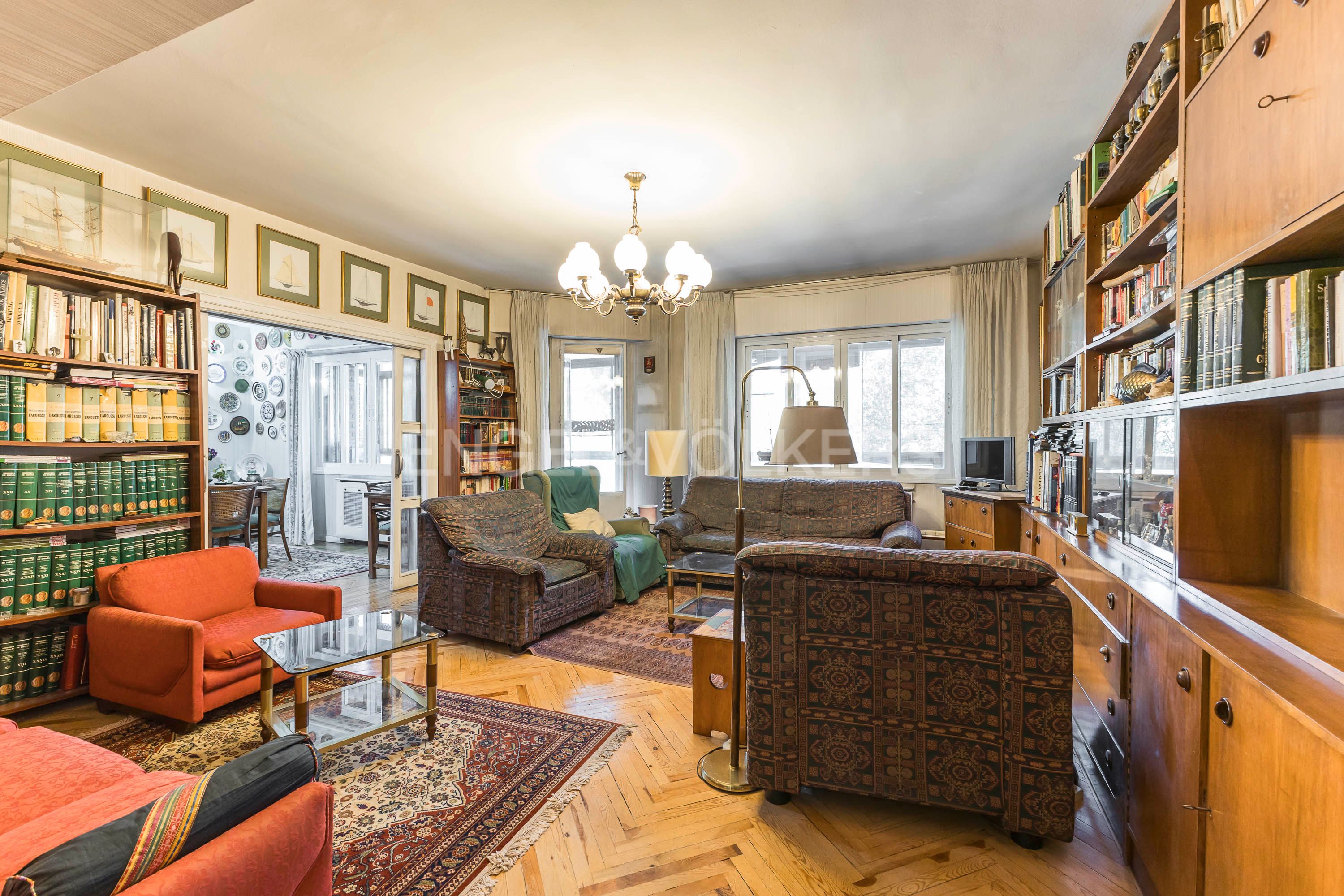 Sala d'estar de Apartament en venda en  Madrid Capital amb Calefacció, Parquet i Terrassa