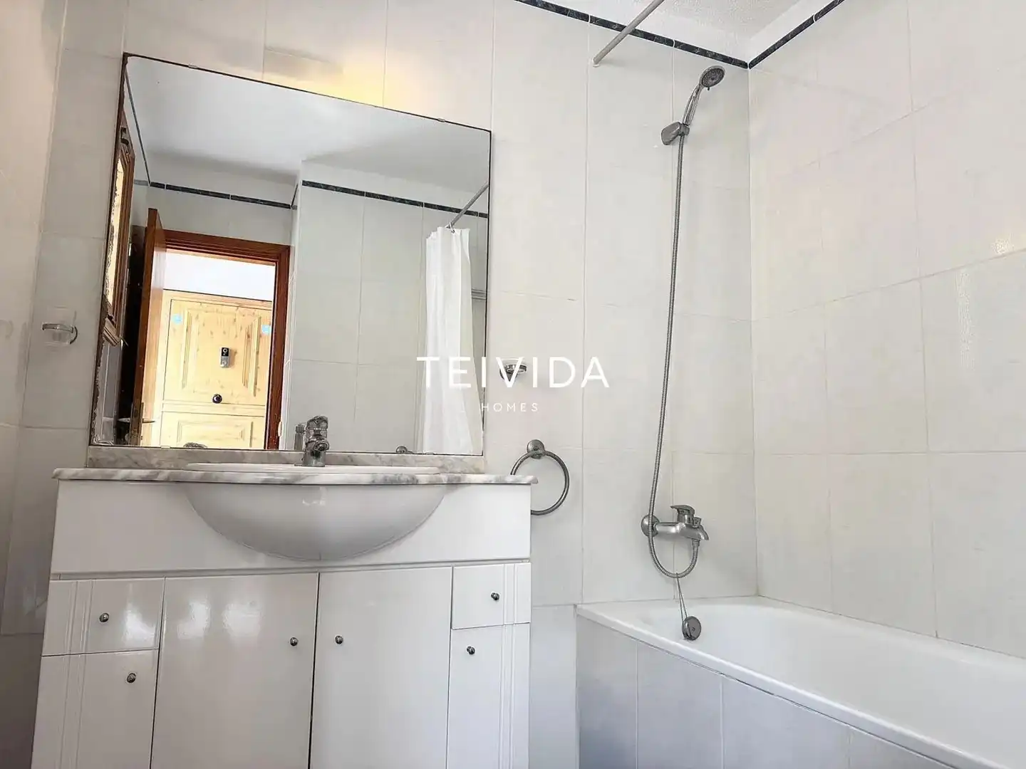 Baño de Piso en venta en Arona con Terraza, Piscina y Piscina comunitaria