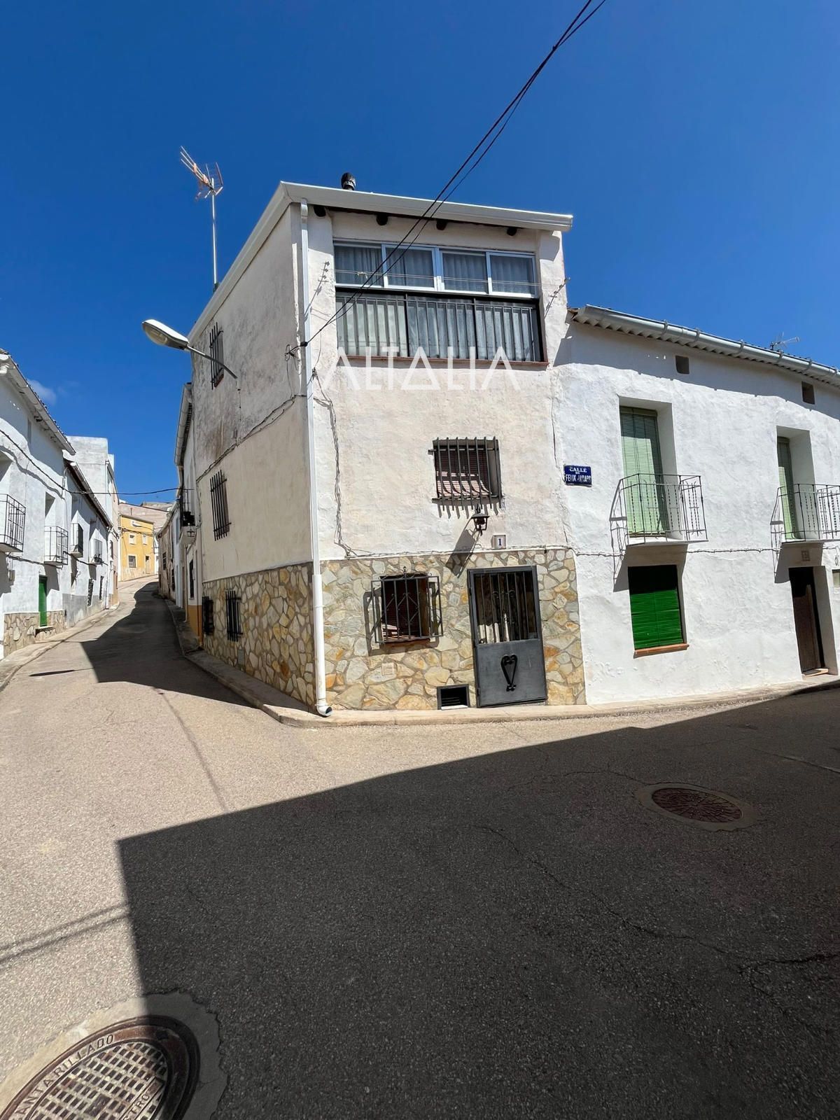 Vista exterior de Casa o xalet en venda en La Peraleja   amb Terrassa